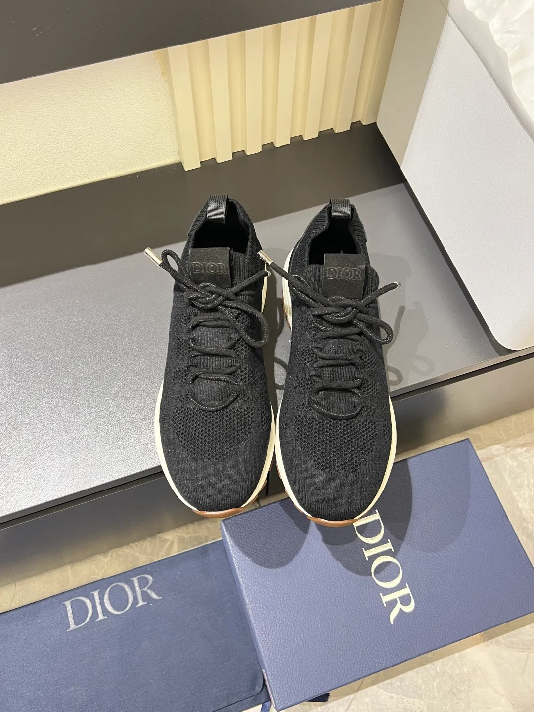 p380 Dior B80 sneakers are a new product of Dior men's series, focusing on comfort and fashion. The upper is made of breathable mesh + fabric splicing, which is lightweight and fits the shape of the foot, making it super comfortable for daily wear. The sole is made of rubber, which has great grip and wear resistance, and is suitable for commuting or light sports. The overall style is simple, the gray tone is versatile, and the shoelaces are adjustable for a more stable fit. Designed by Kim Jones, it is both practical and trendy. It is one of the new hot items in early spring①. size: 38-45 (45 customized)